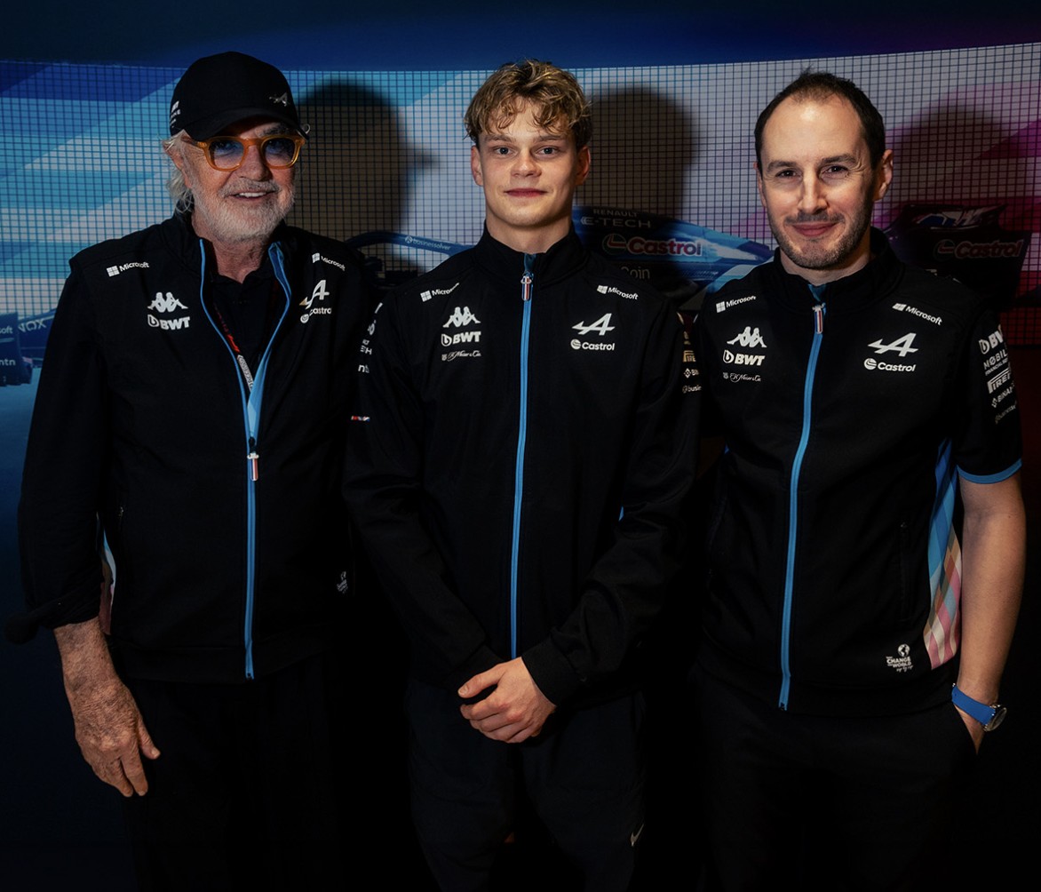 红牛车队碾压威廉姆斯,周冠宇扛起全队 红牛车队碾压威廉姆斯,周冠宇扛起全队