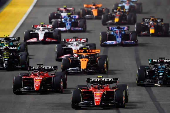 雷诺车队险胜哈斯车队，皮亚斯特里带队取胜