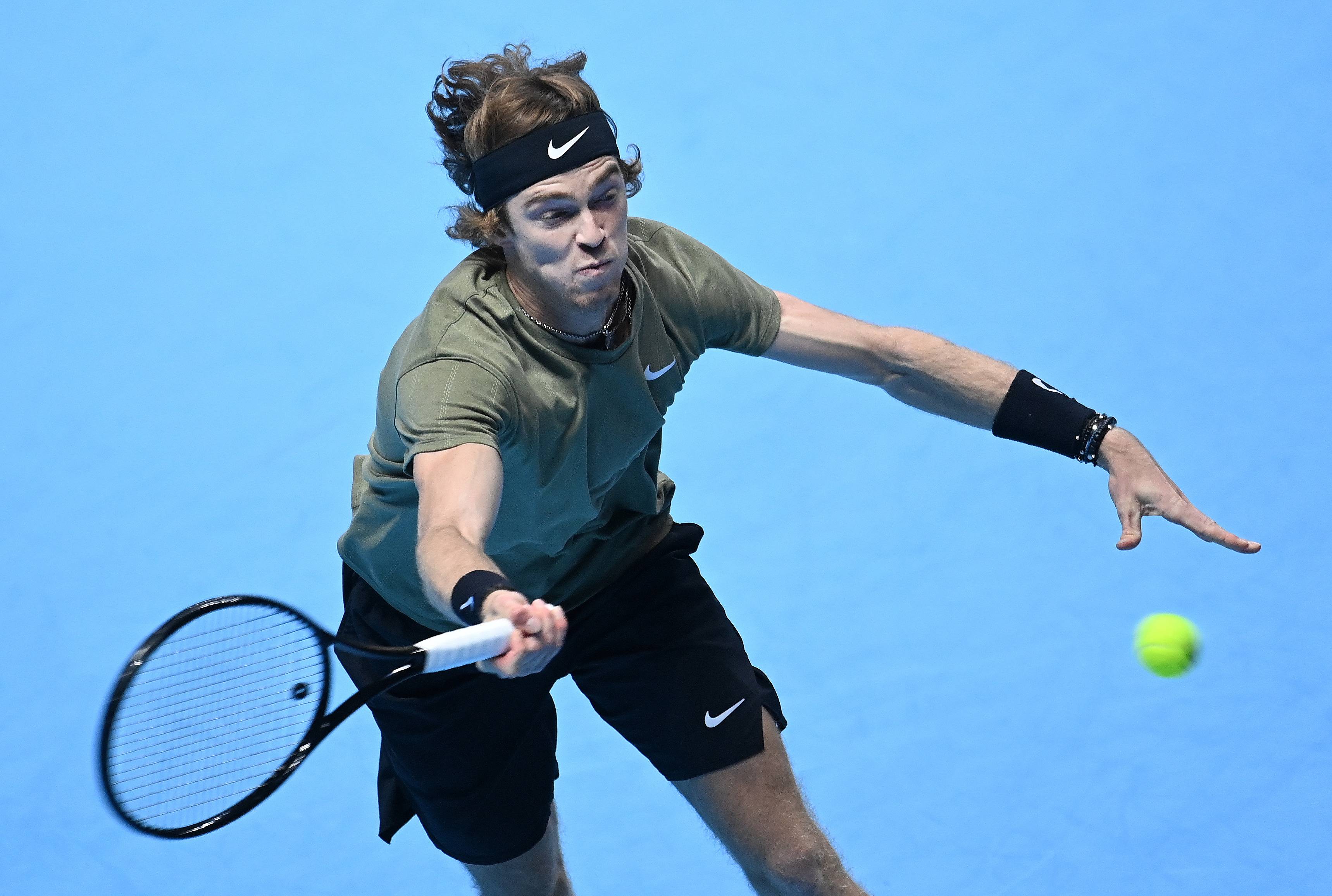 ATP总决赛碾压戴维斯杯，西西帕斯带队取胜