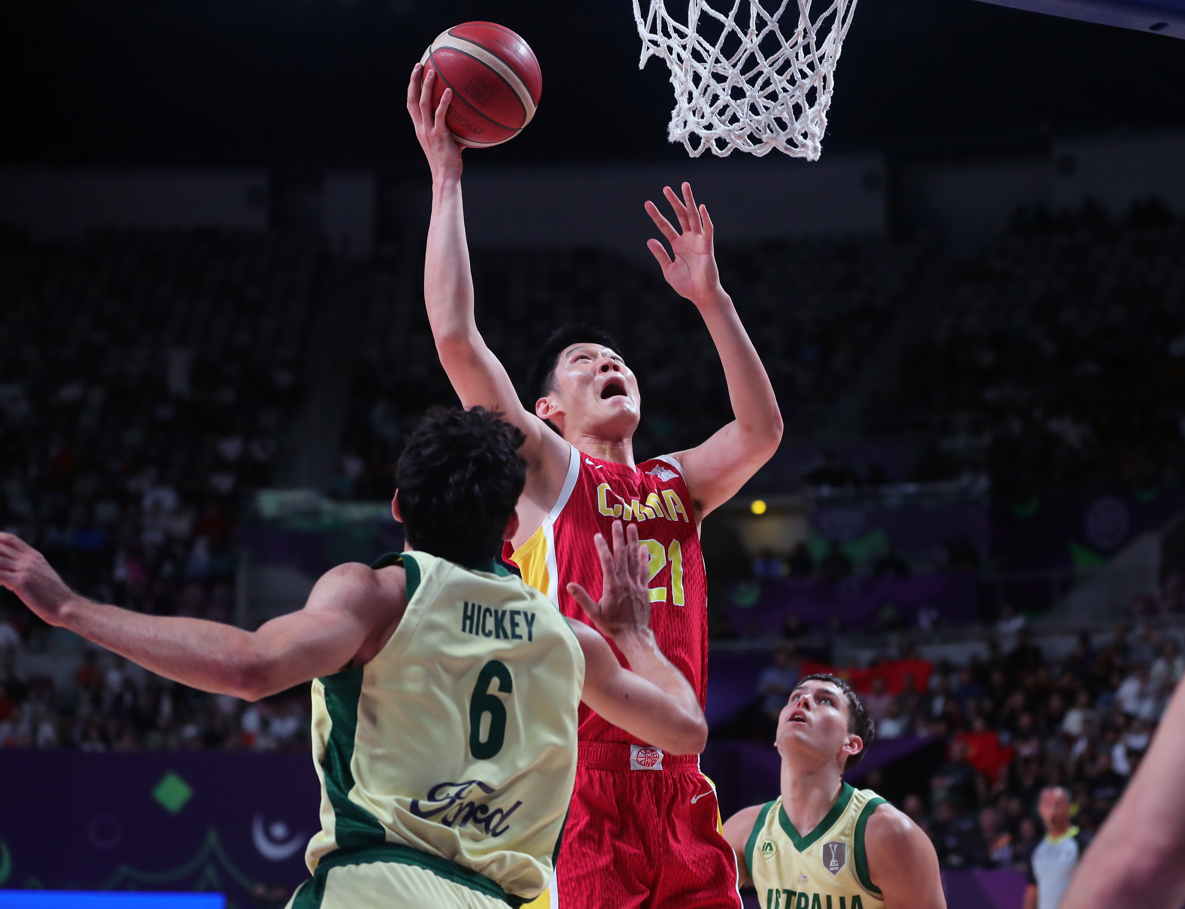 亚洲杯篮球赛争夺激烈热闹上演