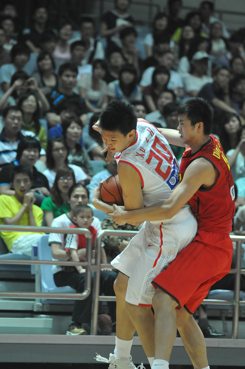 亚洲杯篮球赛争夺激烈热闹上演