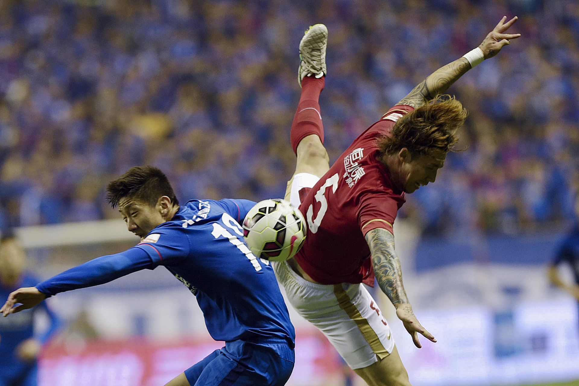 法国足球比赛中球队全力以赴，拼尽全力