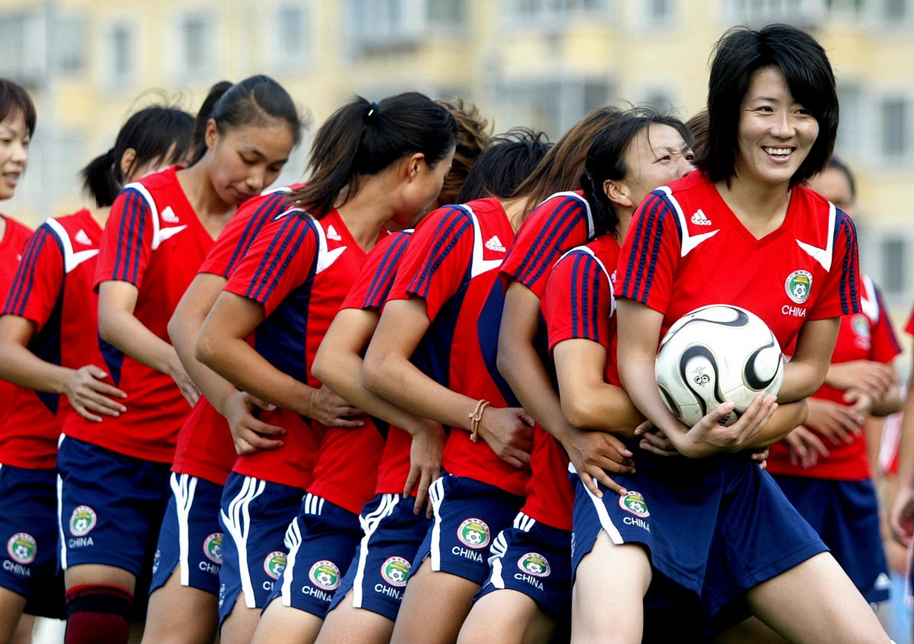 国际足球比赛现场直击，女球员英勇奋战