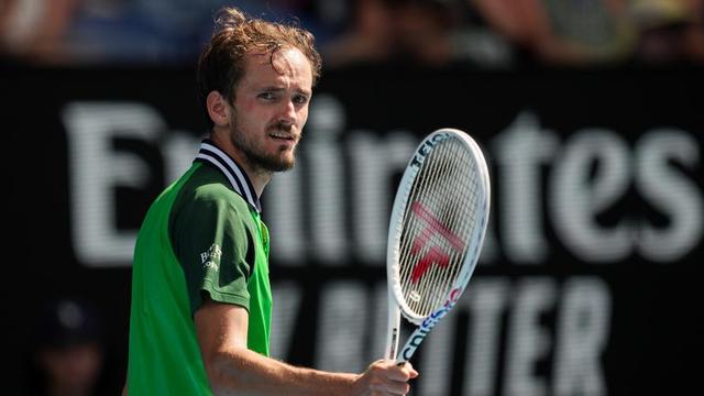 日本网球队翻盘澳大利亚网球队，梅德韦杰夫绝境逆转