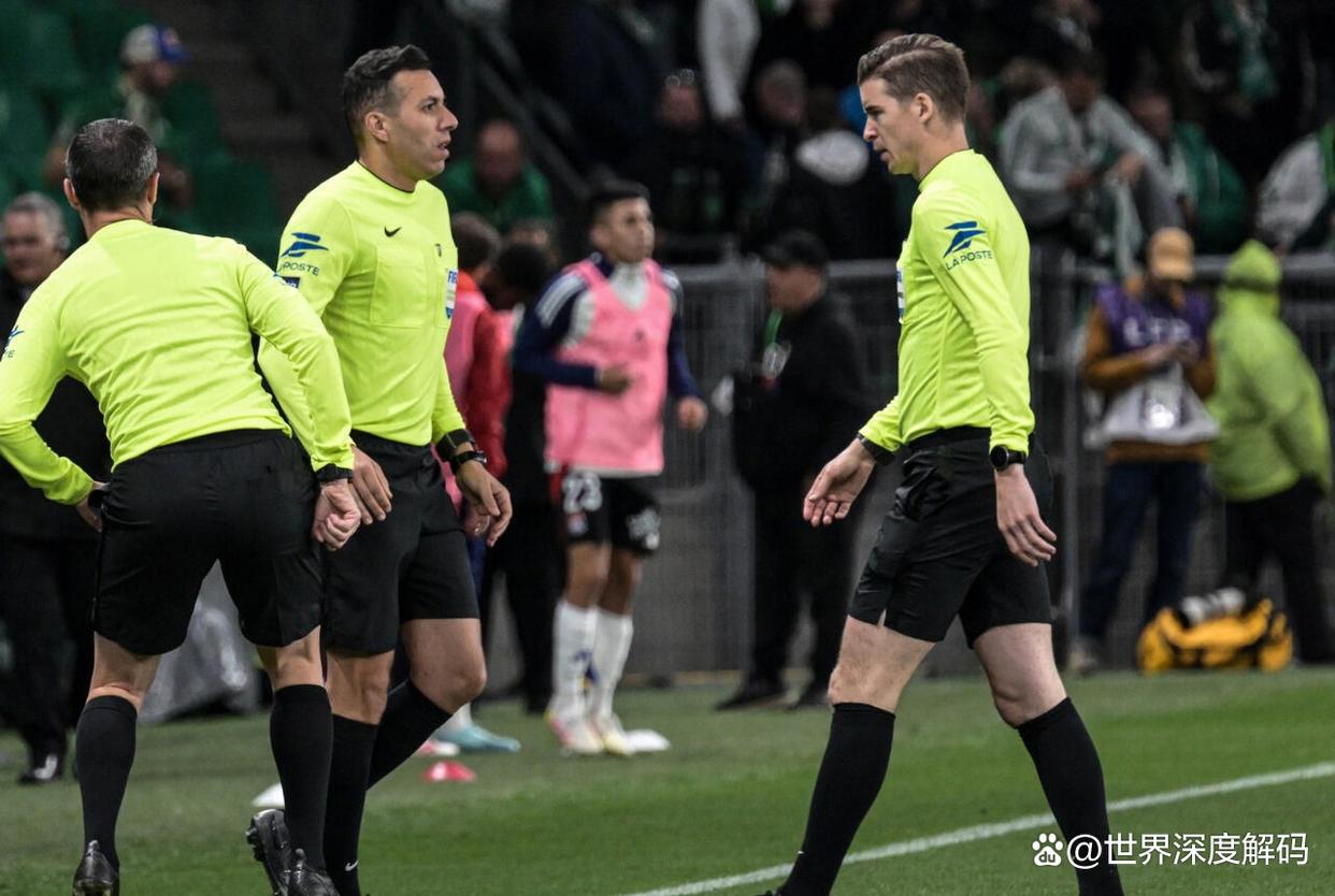 圣埃蒂安球迷为球队欢呼加油 圣埃蒂安球迷为球队欢呼加油