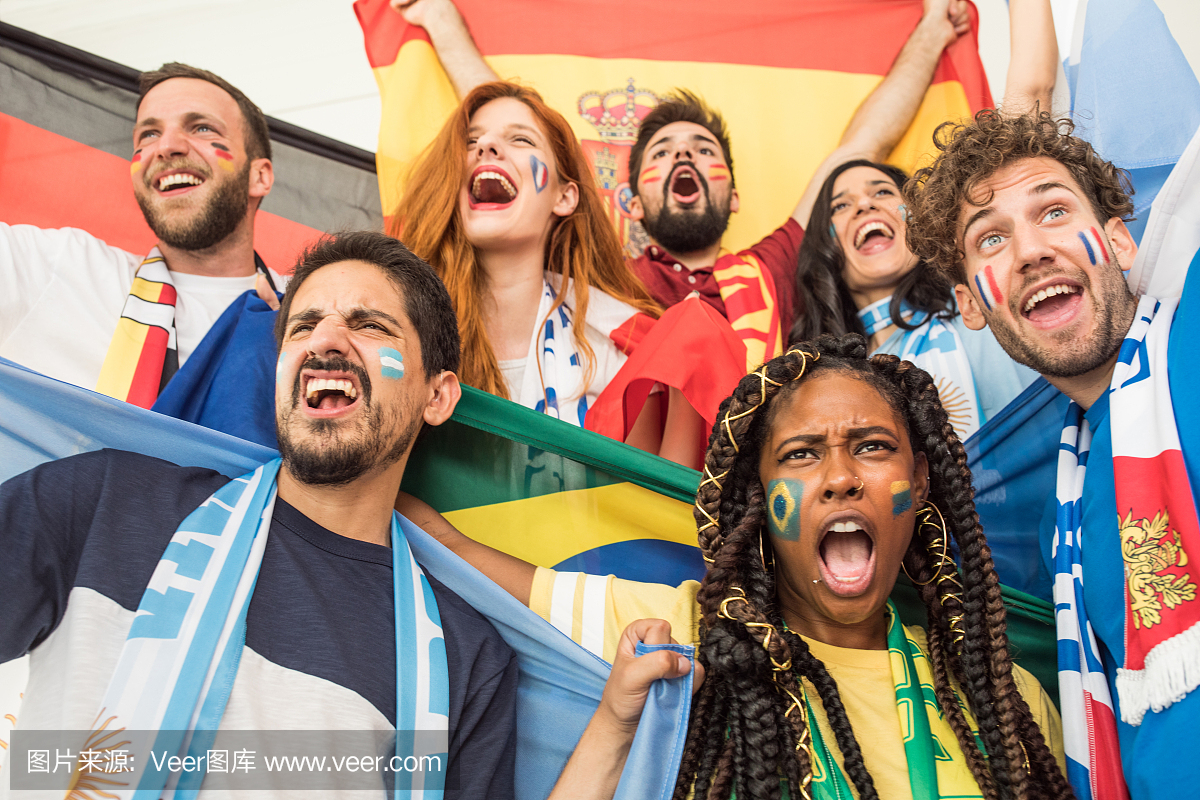 圣埃蒂安球迷为球队欢呼加油 圣埃蒂安球迷为球队欢呼加油