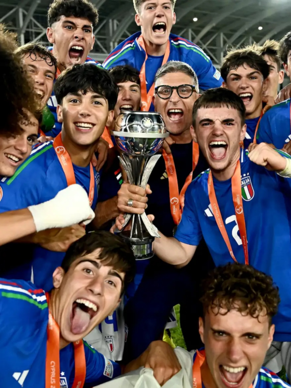 足球赛场上的激烈角逐吸引全球观众